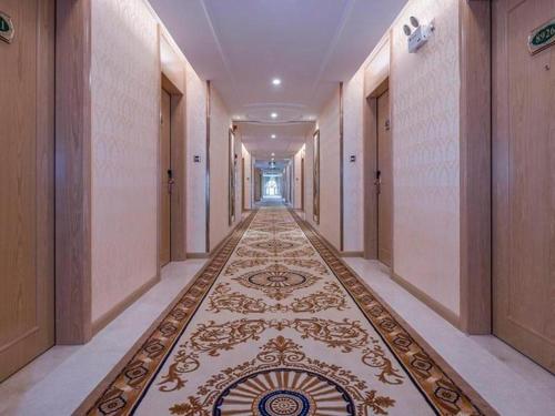 an empty hallway with a tile floor in a building at Vienna Hotel Guangdong Chaozhou Chaoshan High-Speed Railway Station in Denggang