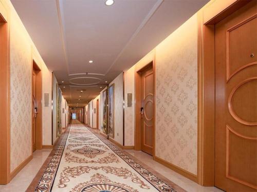 un pasillo con una alfombra en el suelo en Vienna Hotel Guangdong Dongguan Humen High-Speed Railway Station en Shatang