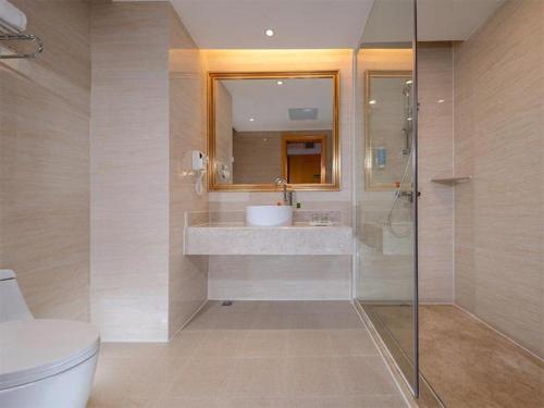y baño con aseo, lavabo y ducha. en Vienna Hotel Guangdong Dongguan Humen High-Speed Railway Station en Shatang