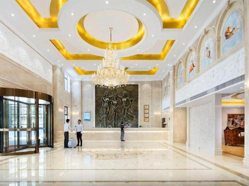 eine Lobby eines Gebäudes mit einem Kronleuchter in der Unterkunft Vienna Hotel Jiangxi Fuzhou Lichuan Kangshu in Lichuan