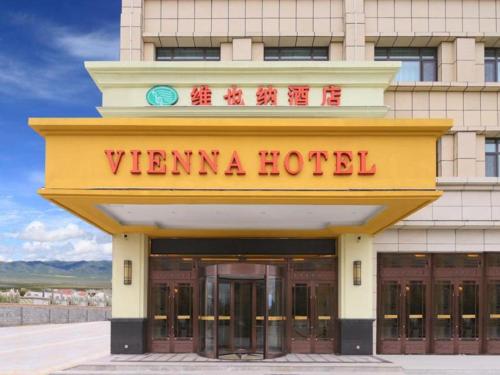 ein Hotel mit einem Schild, das Vendanza Hotel liest in der Unterkunft Vienna Hotel Qinghai Dachaidan in Da Qaidam