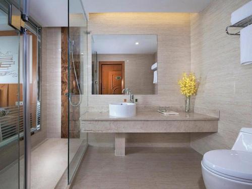 y baño con lavabo, aseo y espejo. en Vienna Hotel Hohhot Zhaojun Road en Hohhot