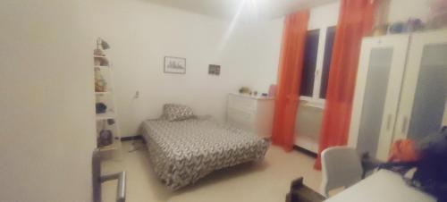 une petite chambre avec un lit et une fenêtre dans l'établissement Appartement proche mer et centre historique, à Vendargues