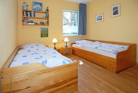 a bedroom with two beds and a window at Ferienwohnung in't Groent in Langeoog