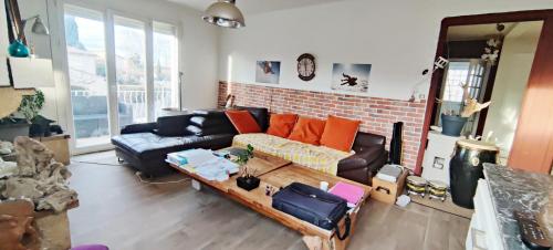 un salon avec un canapé et une table dans l'établissement Appartement proche mer et centre historique, à Vendargues