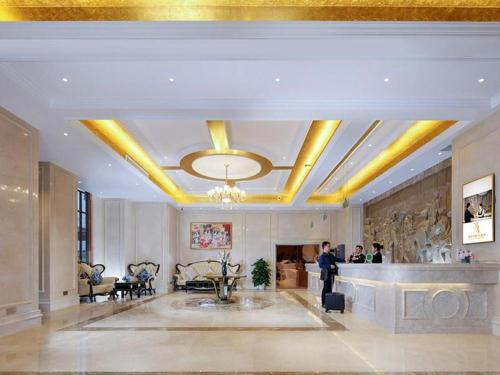a lobby of a hotel with people standing in the lobby at Vienna Hotel Wuhan Erqi Changjiang Bridge Yujiatou in Jiang'an