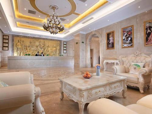 een grote woonkamer met een tafel en stoelen bij Vienna Hotel Fujian Yong'an South Railway Station in Yong'an