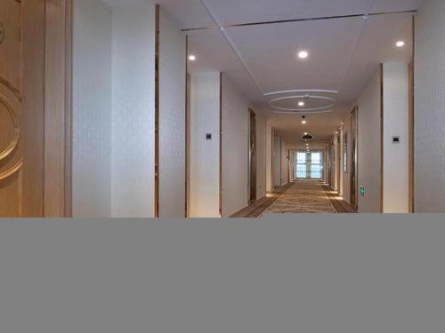 two pictures of a hallway in a building at Vienna Hotel Fujian Yong'an South Railway Station in Yong'an