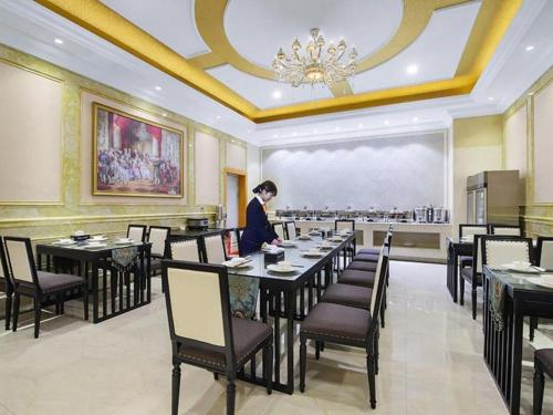 En restaurant eller et spisested på Vienna Hotel Xinjiang Kashgar 2nd Ring Road Food Street