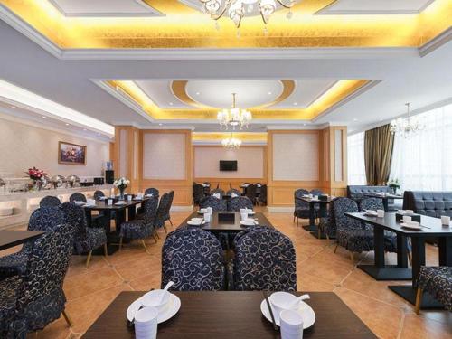Reštaurácia alebo iné gastronomické zariadenie v ubytovaní Vienna Hotel Jiangxi Jiujiang Gongqingcheng High-Speed Railway Station