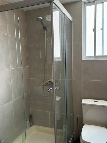 eine Dusche mit Glastür im Bad in der Unterkunft Smart Room in La Paz
