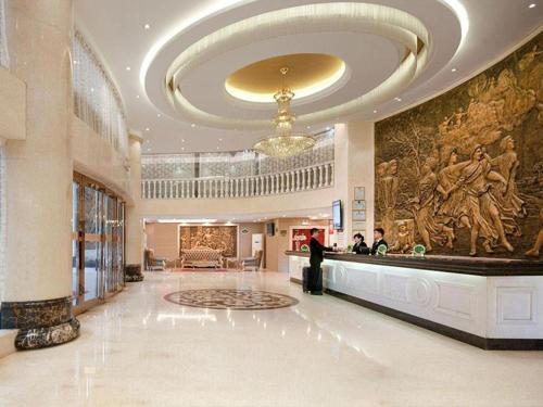 un hall d'hôtel orné d'une grande peinture murale dans l'établissement Vienna Hotel Guangxi Fusui, 