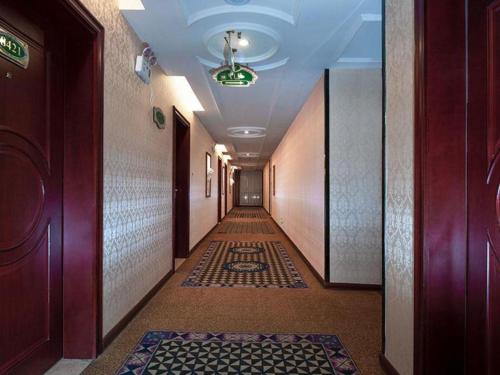un long couloir avec un hallwayngthngthngthngthngthngthngthngthngthngthngthngthngth dans l'établissement Vienna Hotel Guangxi Fusui, 