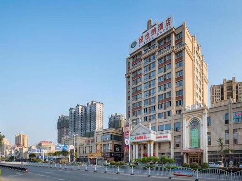 una ciudad con edificios altos y una calle con en Vienna Hotel Anhui Bengbu Guzhen Railway Station en Qiaokou