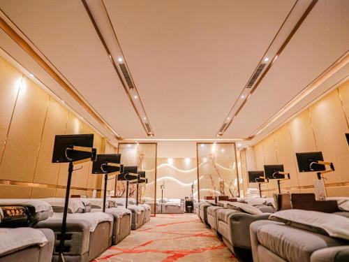 Ein Zimmer mit einem Haufen Stühle drin. in der Unterkunft Vienna Hotel Heilongjiang Qiqihar South Road in Qiqihar