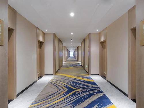 HuantuoにあるVienna Hotel Tianjin Jinzhong Streetのカラフルな絨毯が施された空間