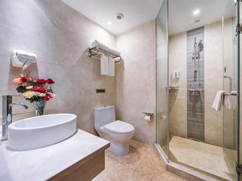 ein Bad mit einem WC, einem Waschbecken und einer Dusche in der Unterkunft Vienna Hotel Jiangsu Suzhou Wujiang Bus Passenger Station in Hubin