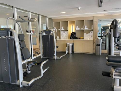 einen Fitnessraum mit mehreren Laufbändern und Kardiogeräten in der Unterkunft SuitesRUs At W Hotel Fort Lauderdale in Fort Lauderdale