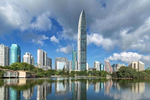 vista sullo skyline della città e su un grande edificio di LIA Hotel Meilin Branch a Shenzhen