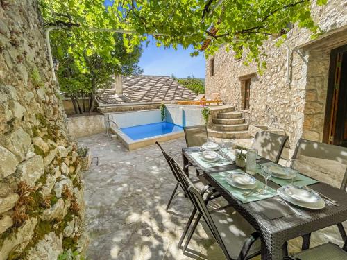 Πισίνα στο ή κοντά στο Villa Historic Pocitelj with pool and incredible views on the river and landmarks