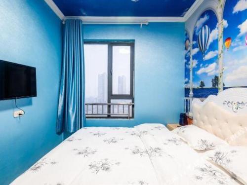 a blue bedroom with a bed and a window at JTOUR Inn Wuhan Optics Valley Plaza Pedestrian Street Metro Station in Liufangling