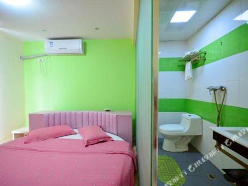 a bedroom with a pink bed and a toilet at JTOUR Inn Wuhan Optics Valley Plaza Pedestrian Street Metro Station in Liufangling