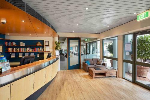 - un hall d'un magasin avec un canapé et une table dans l'établissement Broadwater Resort Como, à Perth