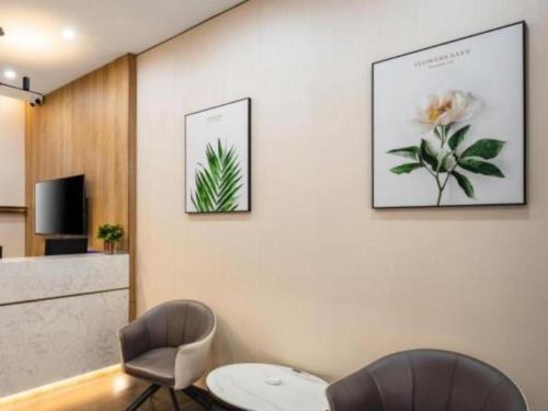 瀋陽的住宿－Green Tree Inn Shenyang Middle Street，客厅配有两把椅子和一张桌子