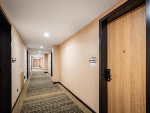 korytarz korytarza z szeregiem drzwi w obiekcie Green Tree Inn Shenyang Middle Street w mieście Shenyang
