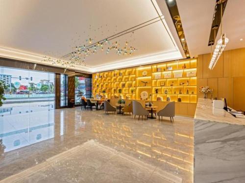 Green Tree Inn Zhuhai International Airport Huafa Shangdu tesisinde bir restoran veya yemek mekanı