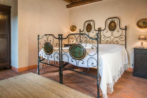 1 dormitorio con 1 cama de metal en una habitación en Casa Zorzi, en Arquà Petrarca