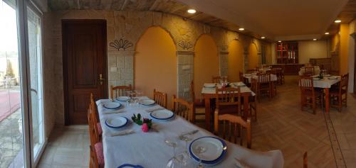 ein Esszimmer mit Tischen und Stühlen in einem Restaurant in der Unterkunft Hospedaje O Canizo in Hio