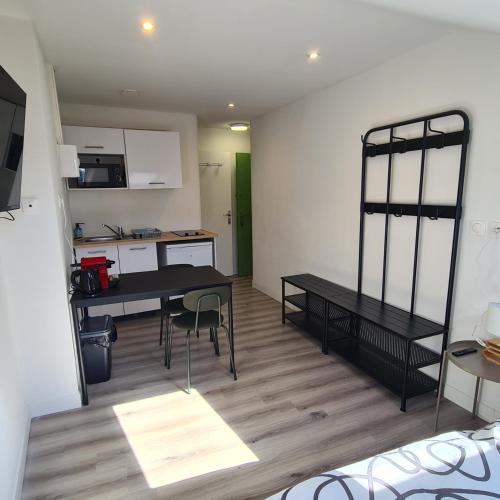 une cuisine et une salle à manger avec une table et des chaises dans l'établissement Kimme green - plein centre ancien, à Orléans