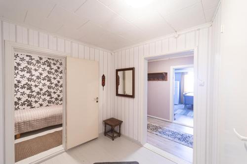 um quarto branco com uma cama e um corredor em Majoitus Wanhapankki, huoneisto B2 em Kalajoki