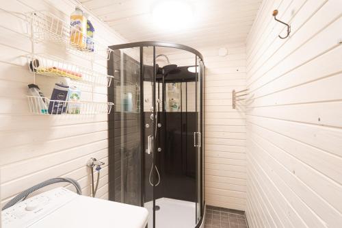y baño con cabina de ducha y lavabo. en Majoitus Wanhapankki, huoneisto B2, en Kalajoki