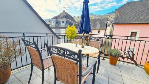 Balcony o terrace sa Weinstock - klimatisierte Ferienwohnung mit Sonnenterrasse