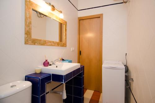 een badkamer met een wastafel en een toilet bij Mediterranean Terraces - Beach Paradise in Villajoyosa