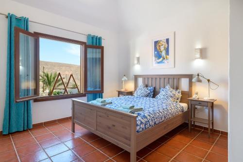 a bedroom with a bed and a window at Holiday house Casa Mariposa in Tabayesco in Tabayesco