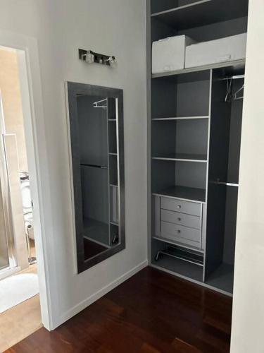 a dressing room with a mirror and a dresser at Excepcional chalet en Perbes. in Miño