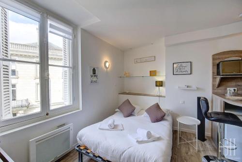 une petite chambre avec un lit et une fenêtre dans l'établissement Le Traversière 5 / Proche Gare, à Tours