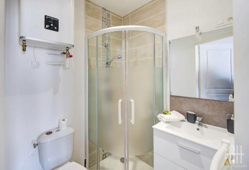 une salle de bain avec une douche, des toilettes et un lavabo dans l'établissement Le Traversière 5 / Proche Gare, à Tours