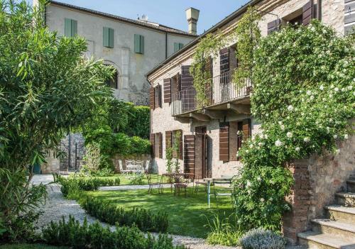 un jardín en el lateral de un edificio en Casa Zorzi, en Arquà Petrarca