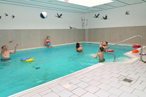 a group of people playing in a swimming pool at MeerZeit in Zingst