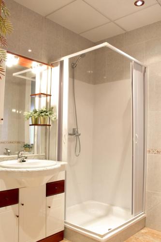 a bathroom with a shower and a sink at Casa Tekas - Centro Ciudad in Caravaca de la Cruz