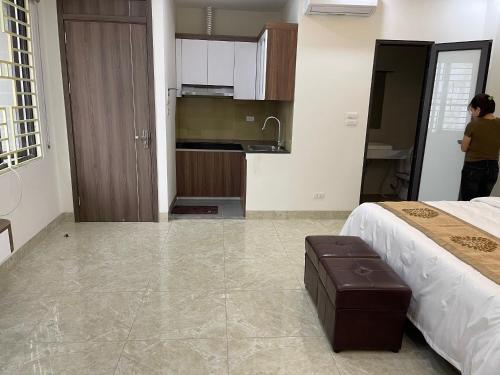 um quarto com uma cama e uma cozinha com um lavatório em Mimi Housing em Hanói