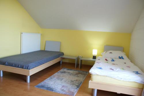 Zimmer mit Gartenblick tesisinde bir odada yatak veya yataklar