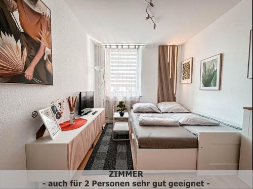 マインツにあるLM-ApartmentsMainz-03のベッドと机のある小さな寝室