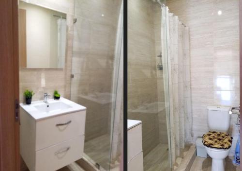 uma casa de banho com um chuveiro, um WC e um lavatório. em Prestigia Opal 10 em Marrakech