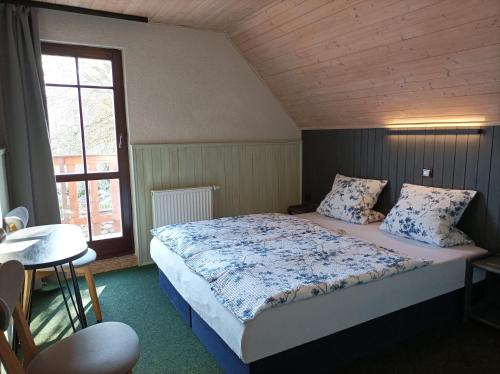 ein Schlafzimmer mit einem Bett in einem Zimmer mit einem Fenster in der Unterkunft Pension DORO in Černý Důl