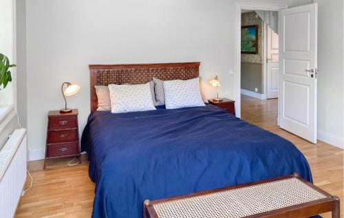 1 dormitorio con 1 cama grande con manta azul en Amazing Home In Nshulta With Wifi en Böcklinge